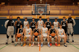 Teamfoto der U18 Mannschaft der MTV Baskets Ingolstadt, Saison 2025/26, Anthony Gräber und Nick Winzig